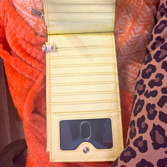 SUPER CUTE PASTEL YELLOW WALLET - Picture 6 of 9